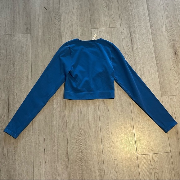 Aritzia The Group By Babaton Blue Long Sleeved Ribbed Cropped Top - Picture 2 of 2